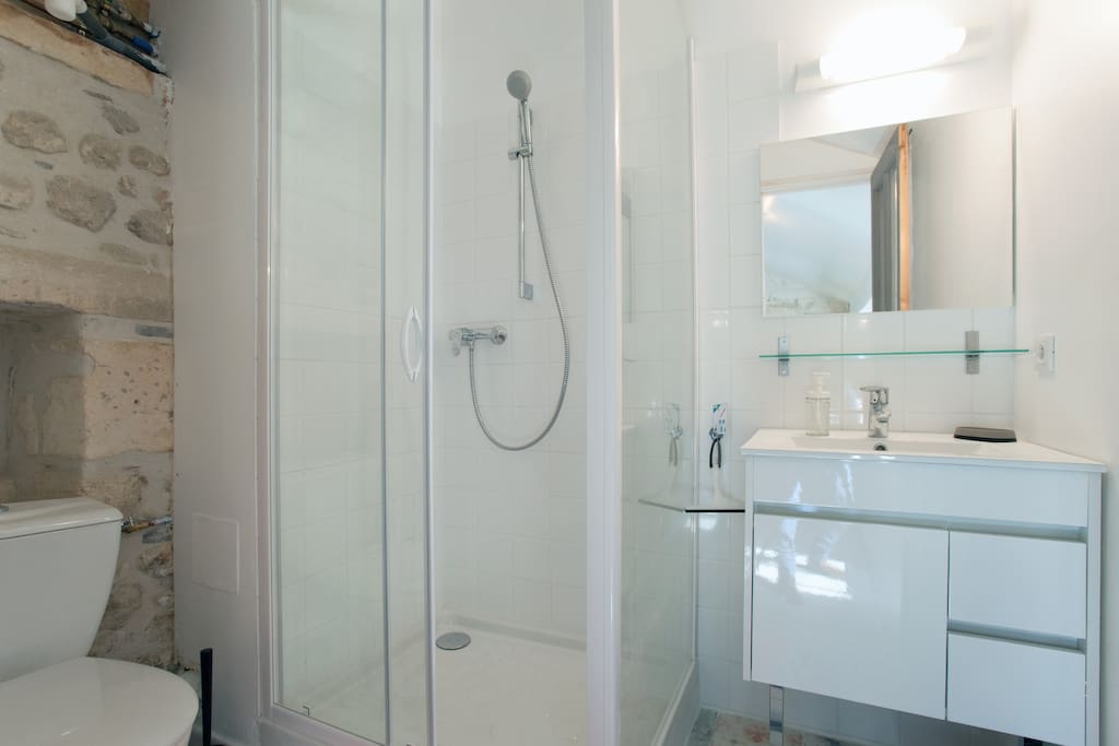 Douche, lavabo, toilettes