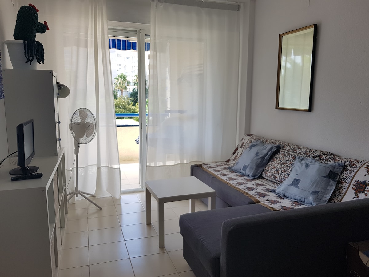 Anuncio de Airbnb popular: Punta Prima LA PINEDA BEACH and PORT AVENTURA en Vila Seca