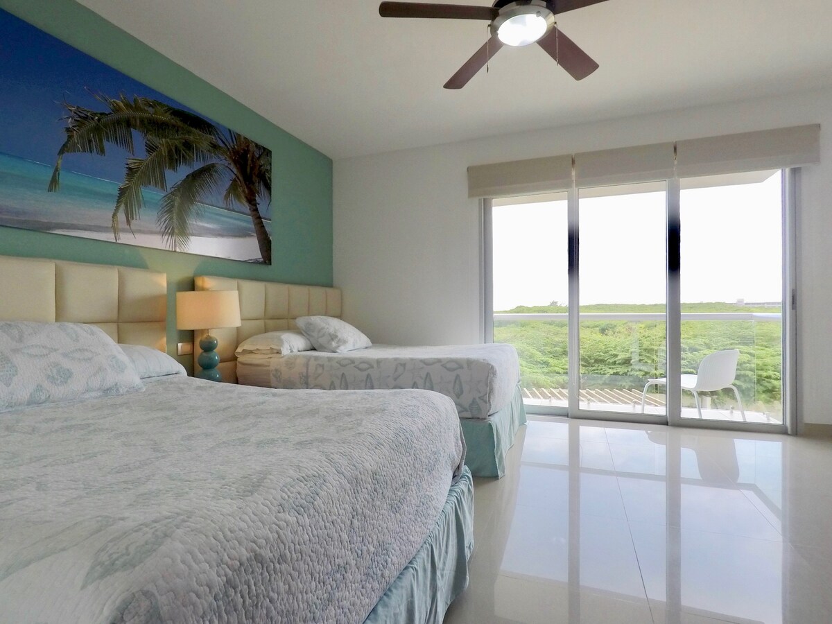 Втората спалня има две двойни легла, има и тъмни щори, полупрозрачни щори и частен балкон.  Има съседна баня.