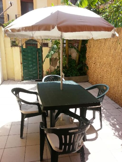 terrazzo arredato con tavolo e sedie