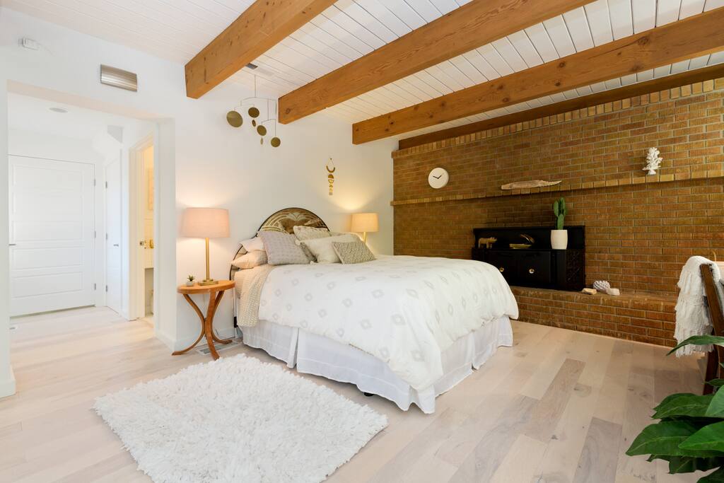 Your queen size bed with soft cotton linens