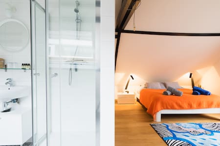 ATTIC010: design Apartment, centrally located