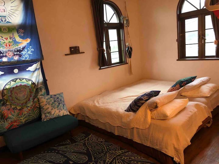 V izbe sú 2 jednolôžka
Možno pridať ďalšie lôžka