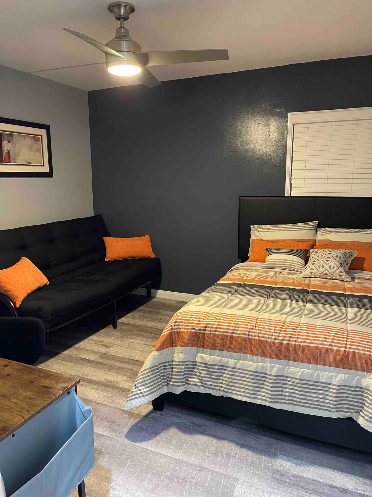 Udoban debeli futon i krevet pune veličine. Smart TV sa stropnim ventilatorom. Mali ormar za odlaganje prtljage i odjeće