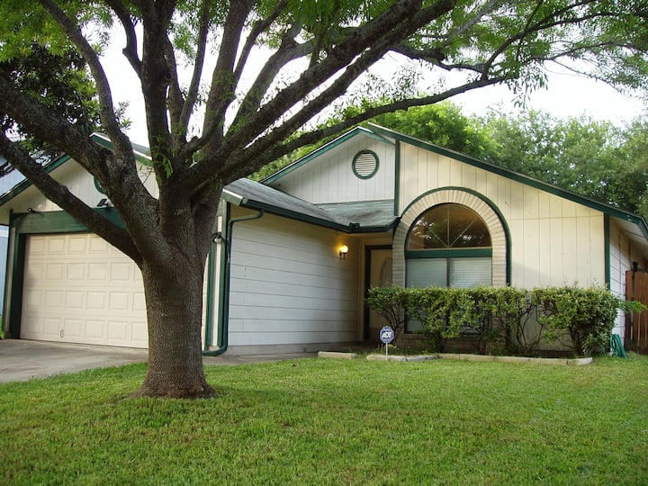 3br/2ba, 2 L/r $75 Nightly May - June 14th Special - San Antonio, TX