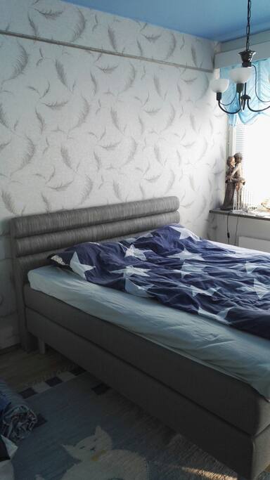 makuuhuoneen sänky.
180cm.