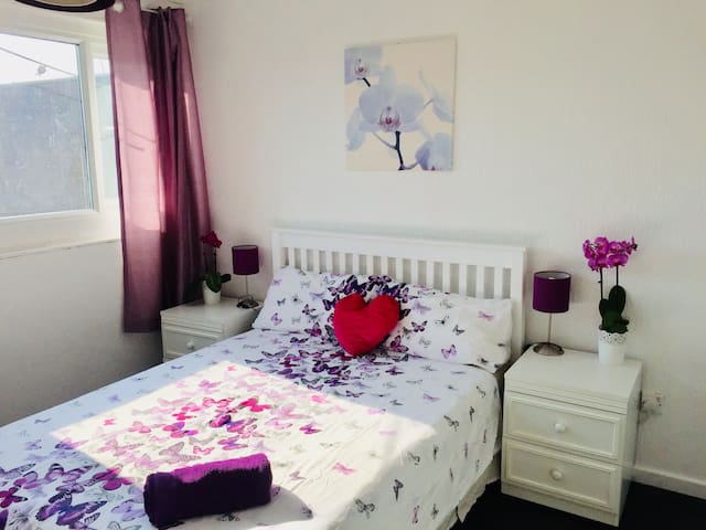 Basic double room near the centre - Orchid