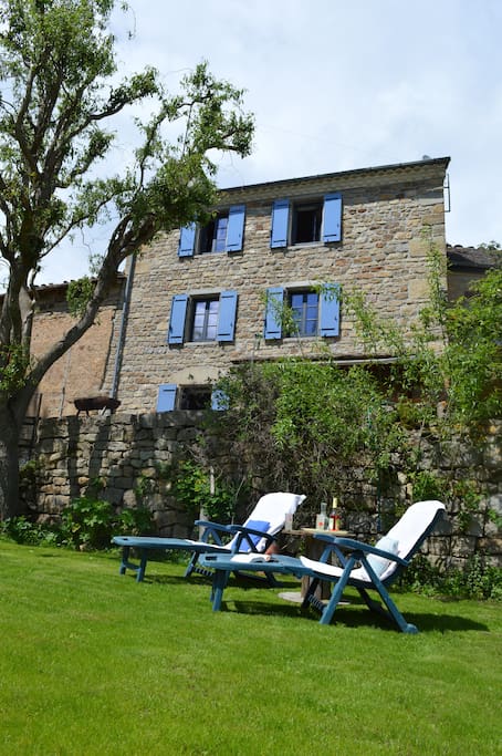 Le jardin est en contrebas de la cour