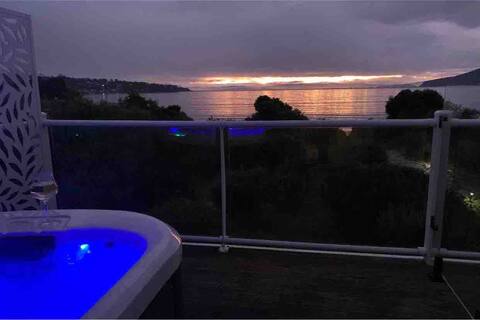 Absolute Beachfront House - Hot Tub & Ocean Views
