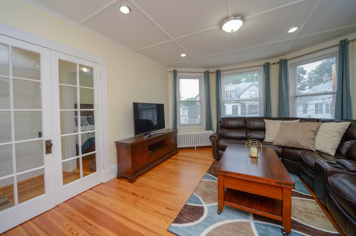 Huge & Clean 5 BR/2BA - 15 mins to Boston