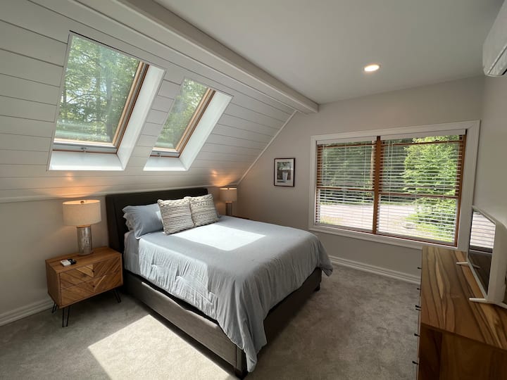 Camera da letto con letto queen-size, lucernari e Smart TV da 32"