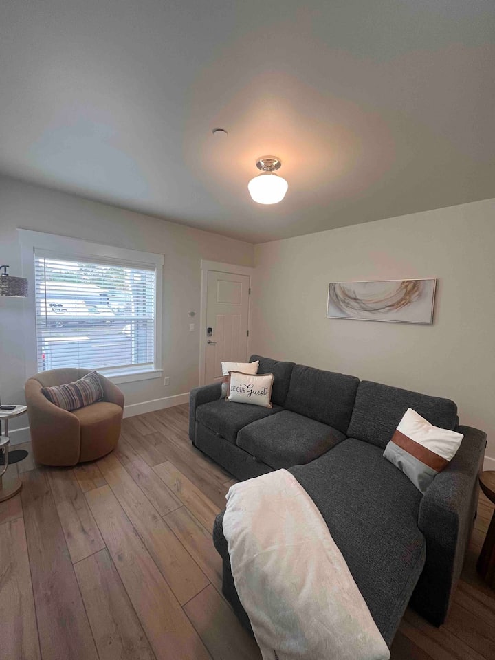 Silla giratoria. Juegos, cartas y libros.