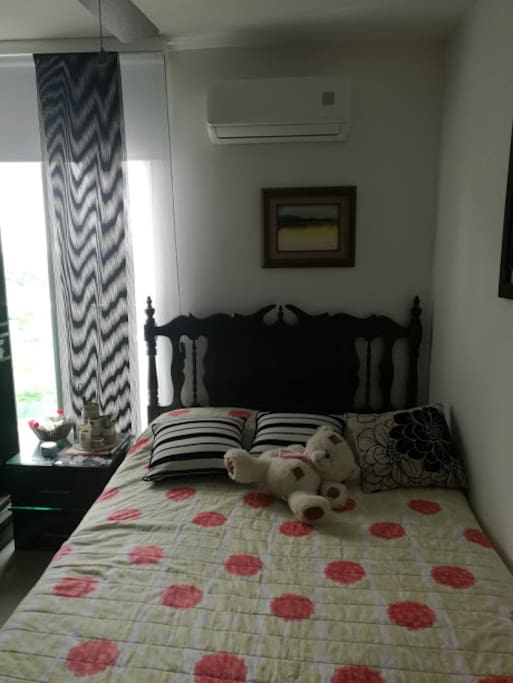 Cama doble, aire a., ventanal.