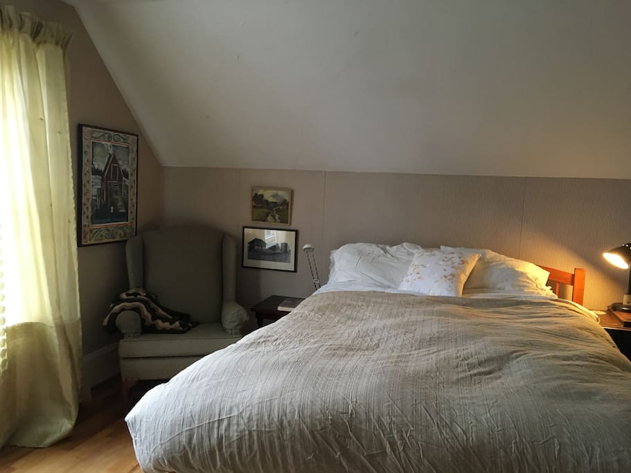 Bedroom with queen size bed