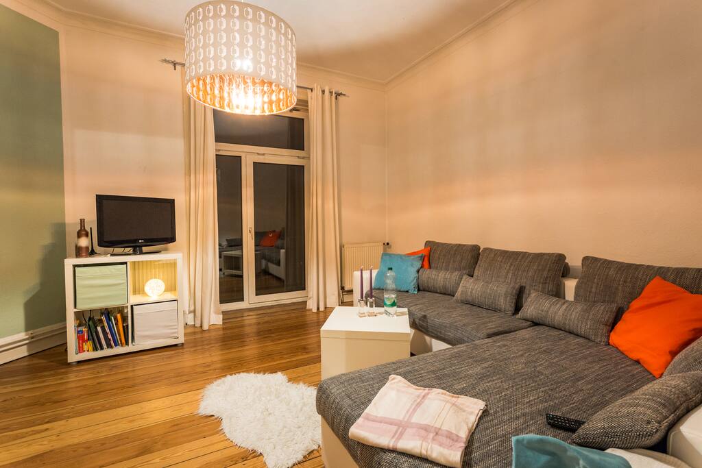 Großzüges Wohnzimmer mit Zugang zum ruhigen Balkon