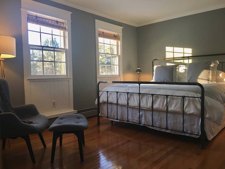 غرفة نوم رئيسية بسرير كبير