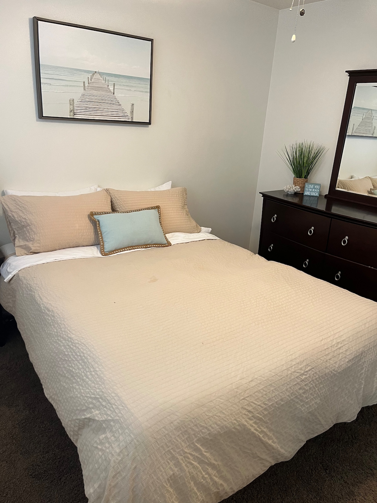 Bungalov na prízemí: manželská posteľ Queen, komoda, zrkadlo a nočný stolík