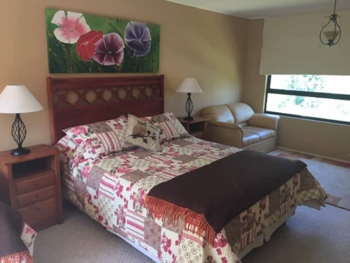 غرفة النوم الرئيسية مع حمام