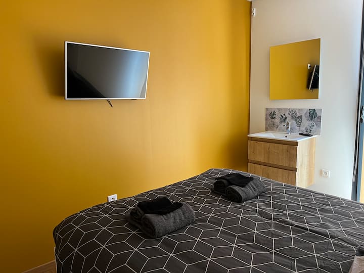 غرفة نوم 3 بسرير مزدوج 140 × 190 وسرير قابل للسحب 90 × 190
تلفزيون بمقاس 82 سم مع Netflix
حوض الأثاث/المرآة
نافذة أرجوحة الباب