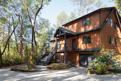 Getaway Hot Tub + Fireplace on Anderson Island