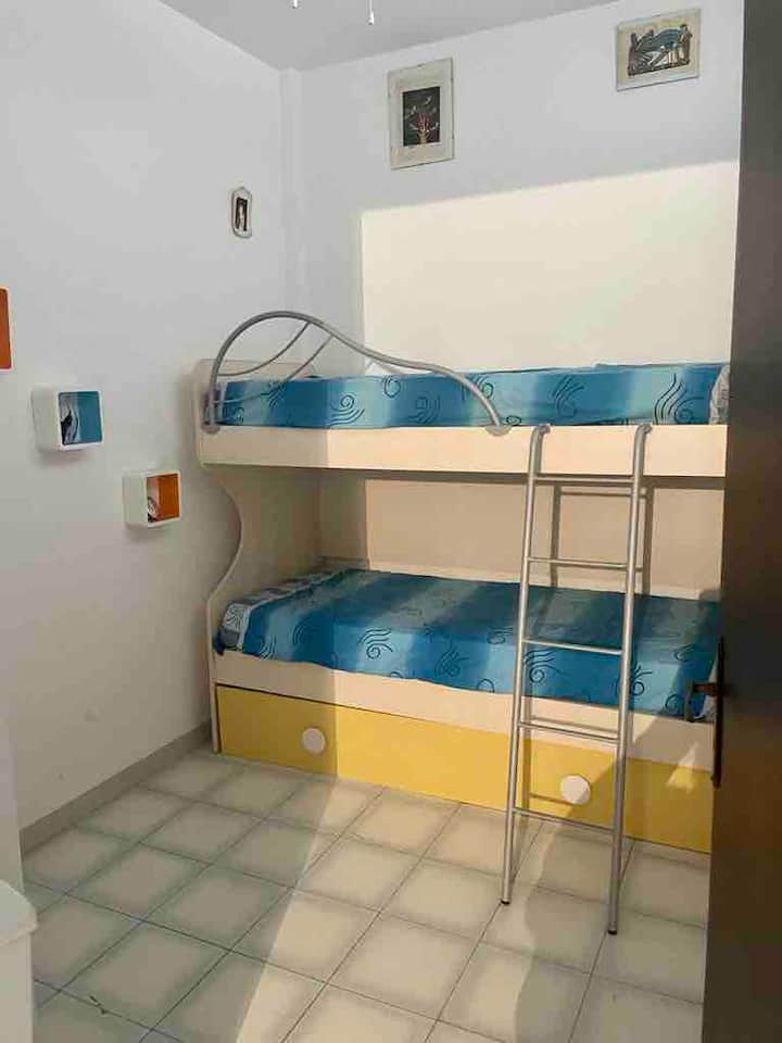 Спалня с двуетажно легло