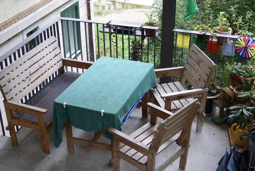 Tolle Terrasse um Menschen zu treffen - mit Grillmöglichkeit