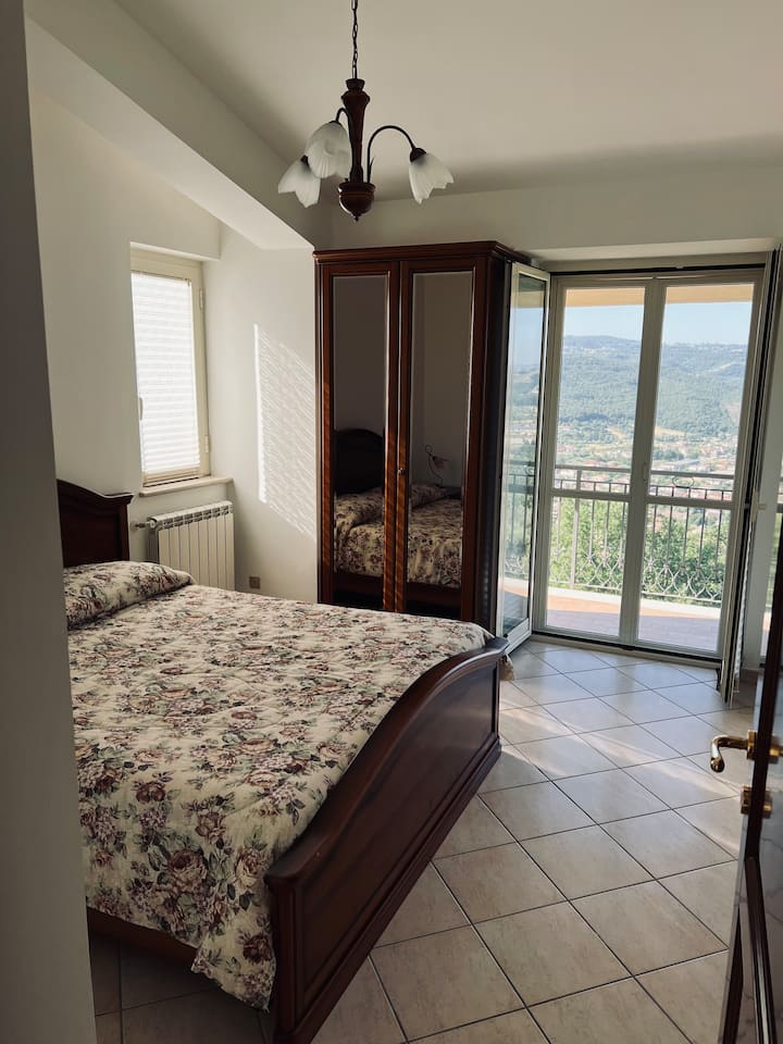 Horná spálňa 3. Manželská posteľ. Klimatizácia. Prístup na balkón s panoramatickým výhľadom.
