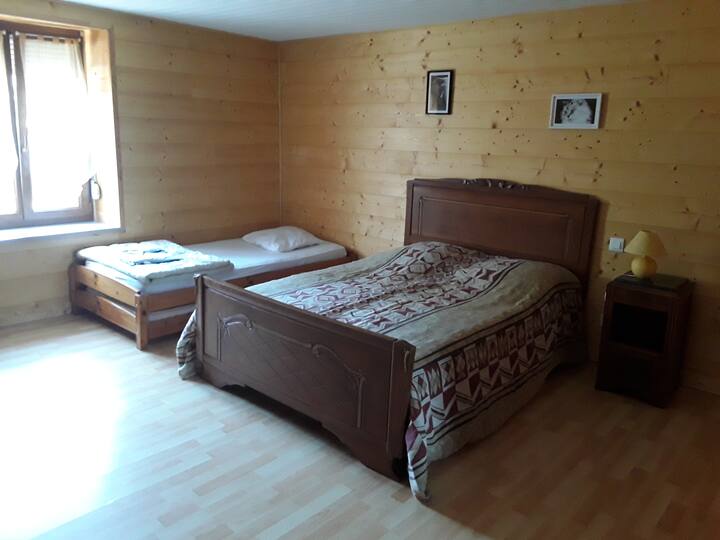 ห้องนอนขนาด 20 ตร.ม. ที่มีความเป็นไปได้ในการวางเตียงเด็กหนึ่งหรือสองเตียง