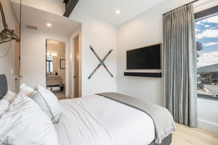 غرفة نوم تضم سرير كوين