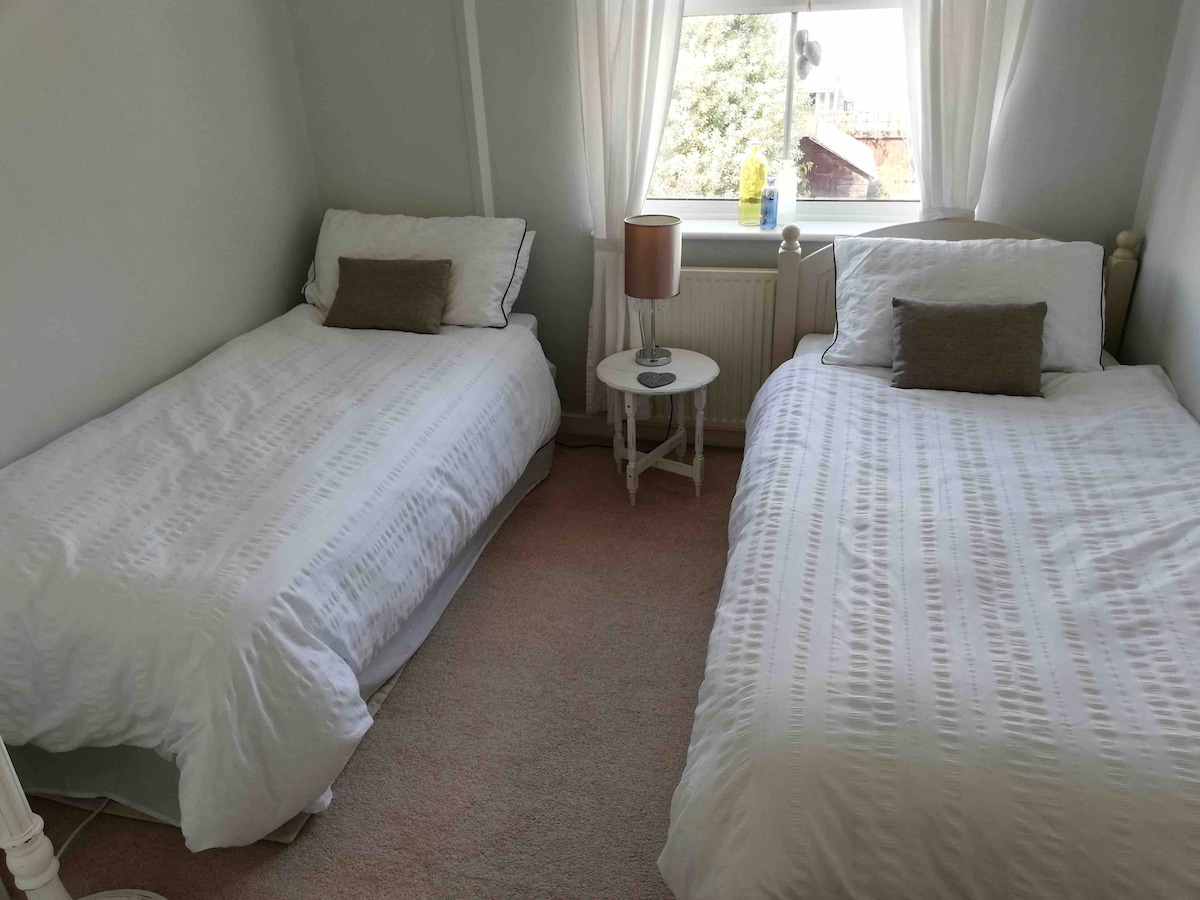 明亮舒适的双床房或单人卧室