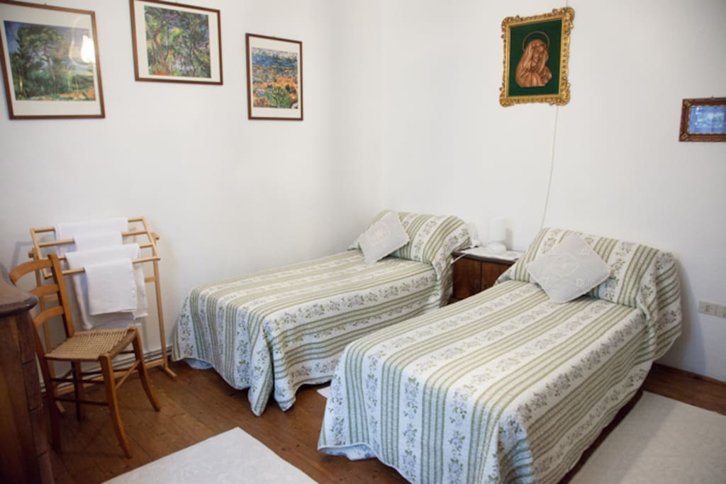 Camera doppia con vista sul giardino dietro casa. è possibile avere un letto aggiuntivo per bambini.