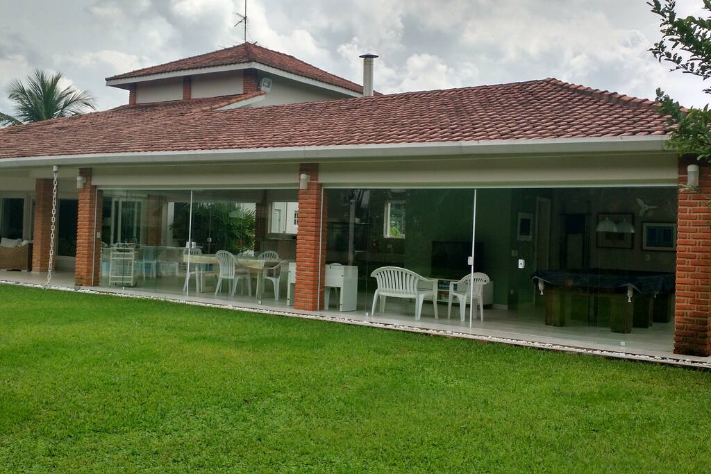 Fachada parcial da casa. Em destaque a área gourmet.