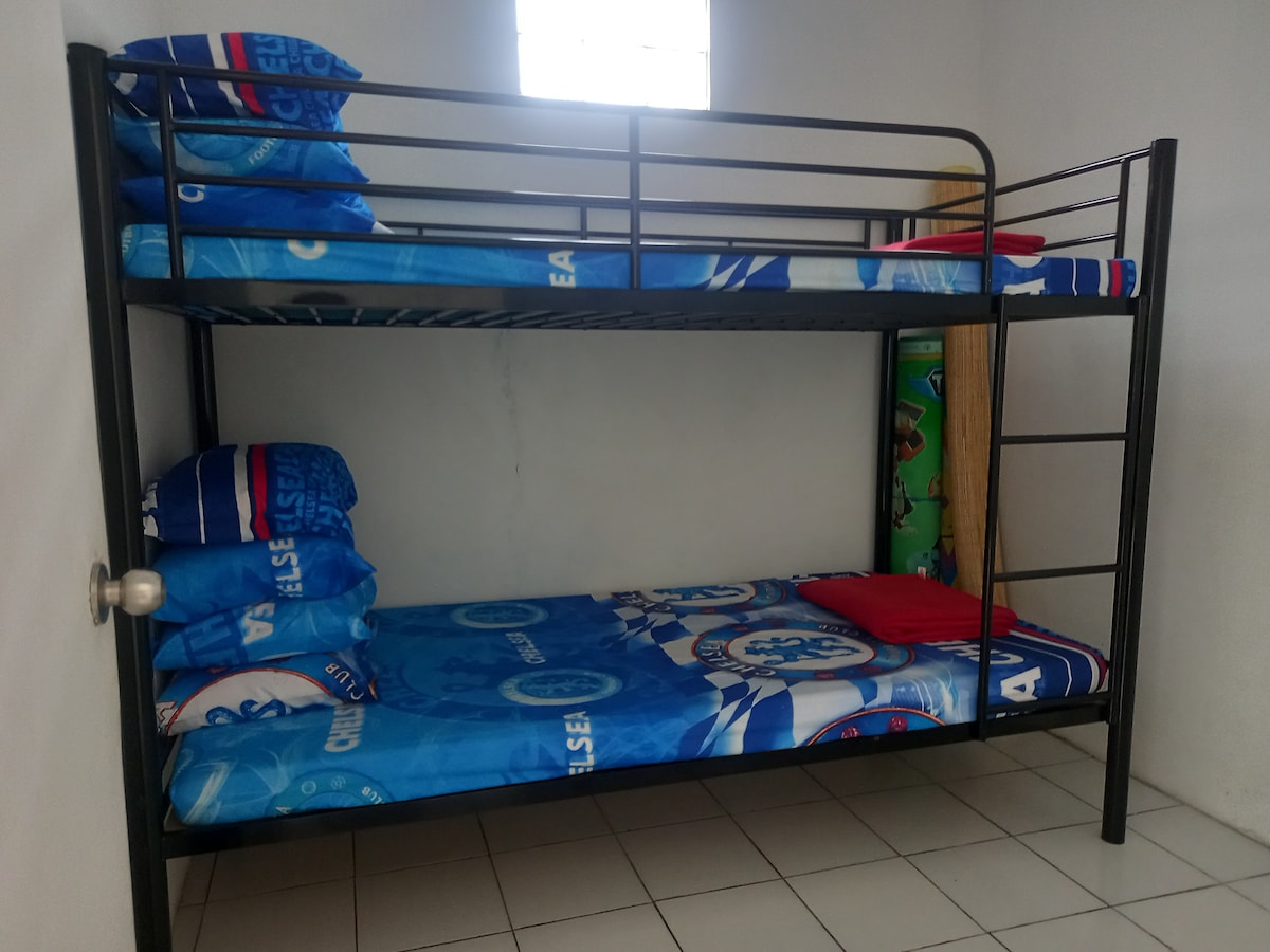 Spálňa č.2 s poschodovou posteľou a ďalšími rohožami, ktoré ste použili vo vnútri domu alebo vo dvore.