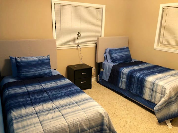 Private room with Super soft twin beds (Cool Gel). Combine beds to make a King. Soft pillows for a comfortable night’s rest. 