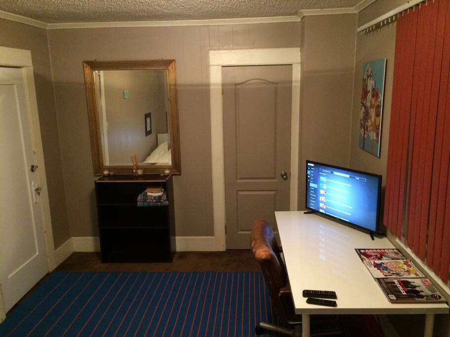 a large mirror to check yourself out before you hit the town, or walk to the Blvd for some sightseeing. With fresh towels, washcloths, and mid towels how can you go wrong.. ;)