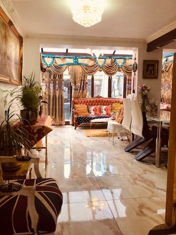 Central 4 bedroom house with garden free parking