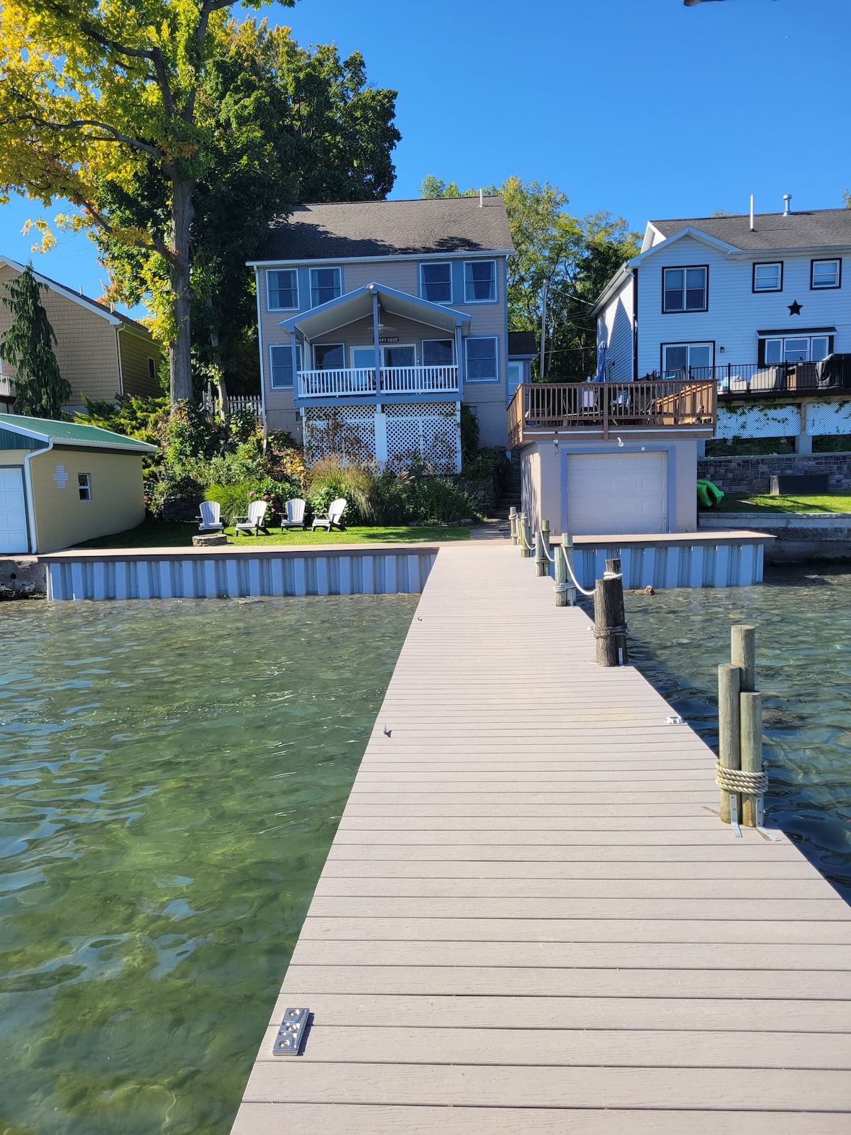 New Luxury Lakefront Views-Retreat