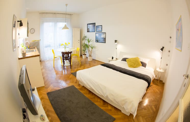 Jazmin's cute and stylish apartment