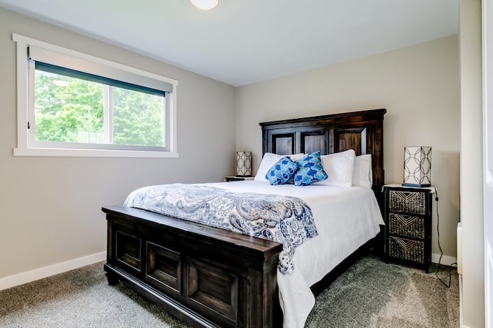 Pamja e dritares nga dhoma e tretë e gjumit. Shumë dritë me opsionin e dhomës së errët me të verbrit të mbyllur.