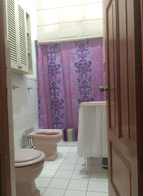 El baño es compartido y hay un segundo baño pero sin ducha por si te ganan las ganas !!
