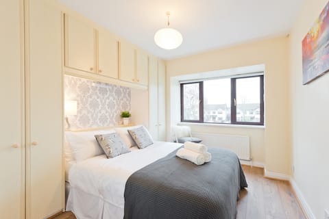 Z Lux 4 bed House  (Sleeps 8) beside Train Station