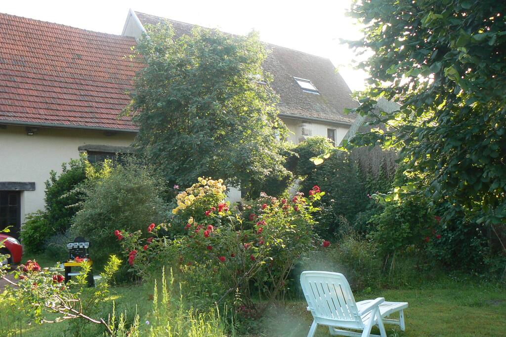 La maison se cache derrière son jardin
