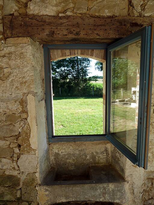 Fenêtre de la terrasse, donnant côté jardin