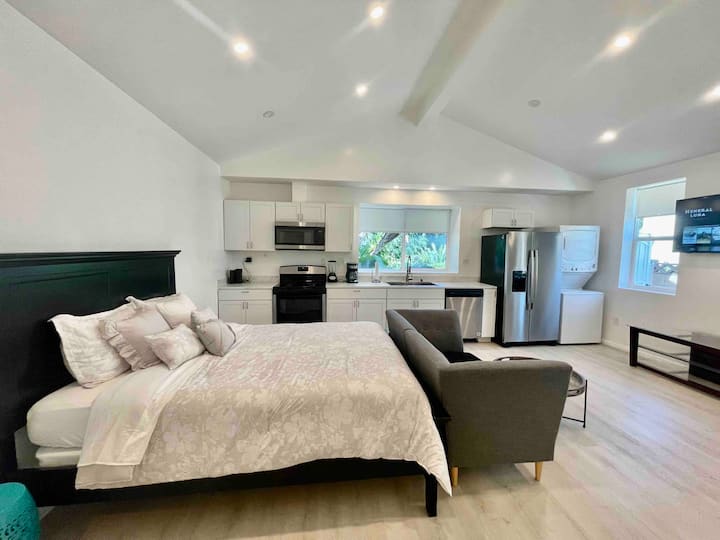Modern Luxury Private Studio Laundry Up 2 People - Simi Valley, CA