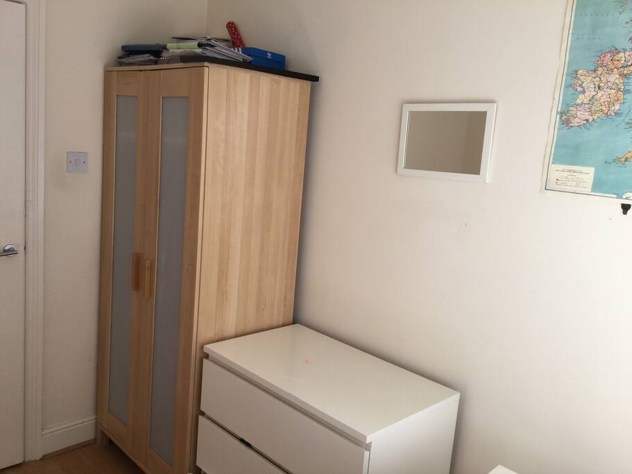 Single bedroom (closet and chest wardrobe)