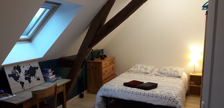 5号卧室配有140厘米床（位于二楼）