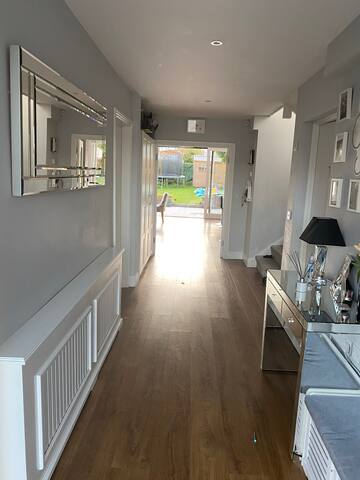 Entire, modern, spacious Family Home – 5 bedroom gallery image 4