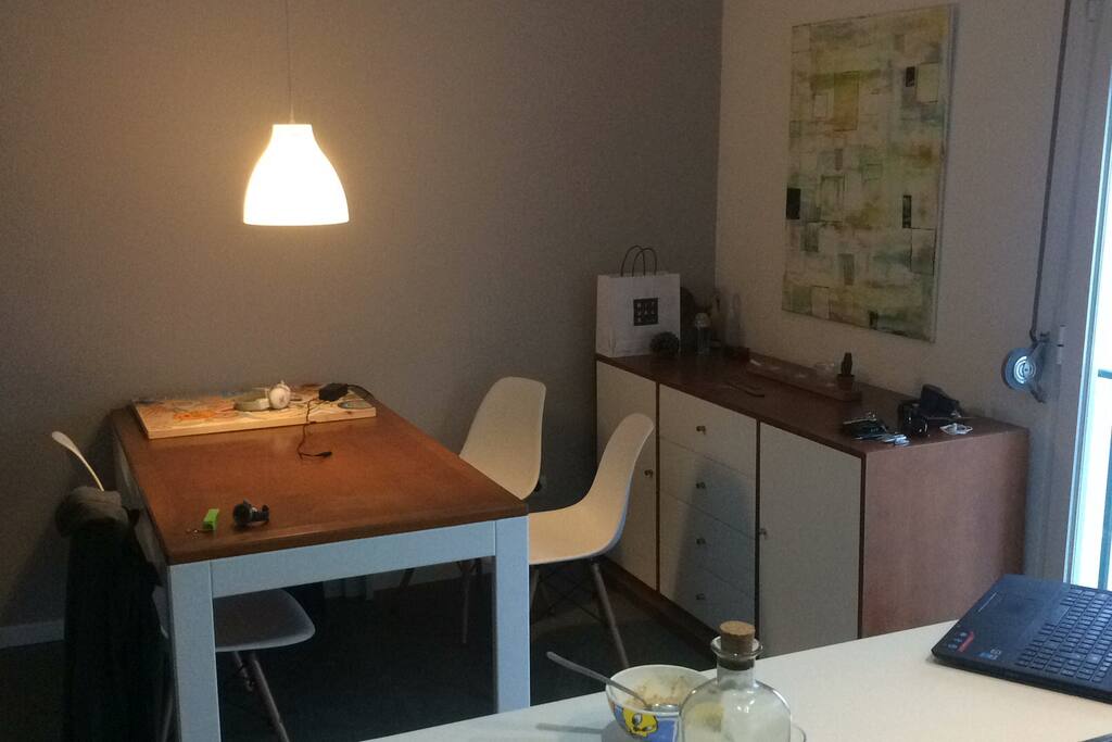Working and dining table with a full view of what happens in the kitchen :) /Mesa de trabalho e de jantar com uma vista privilegiada para o que acontece na cozinha :)