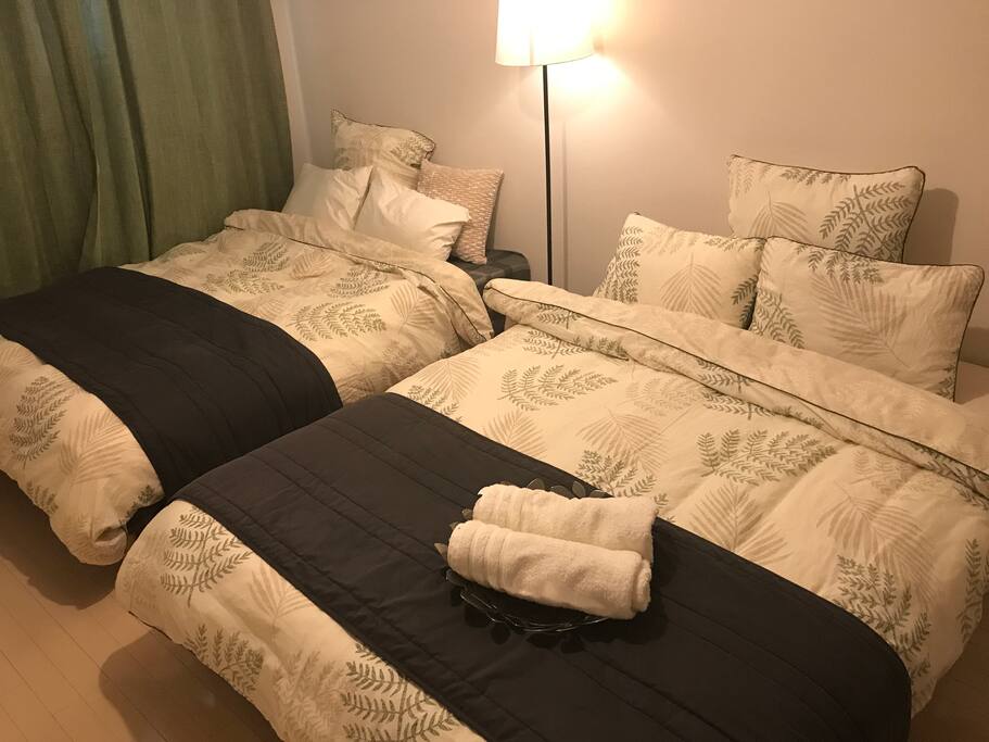 You can stay 5 people maximum with 2 double beds and single Futon.