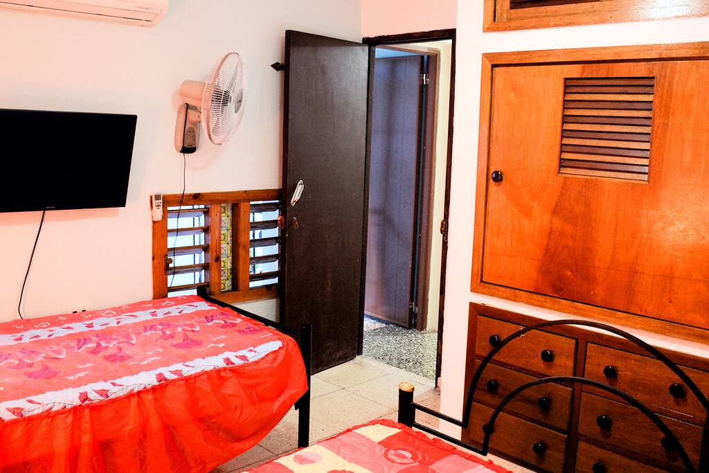 Habitación 4 (planta alta cama matrimonial + personal)